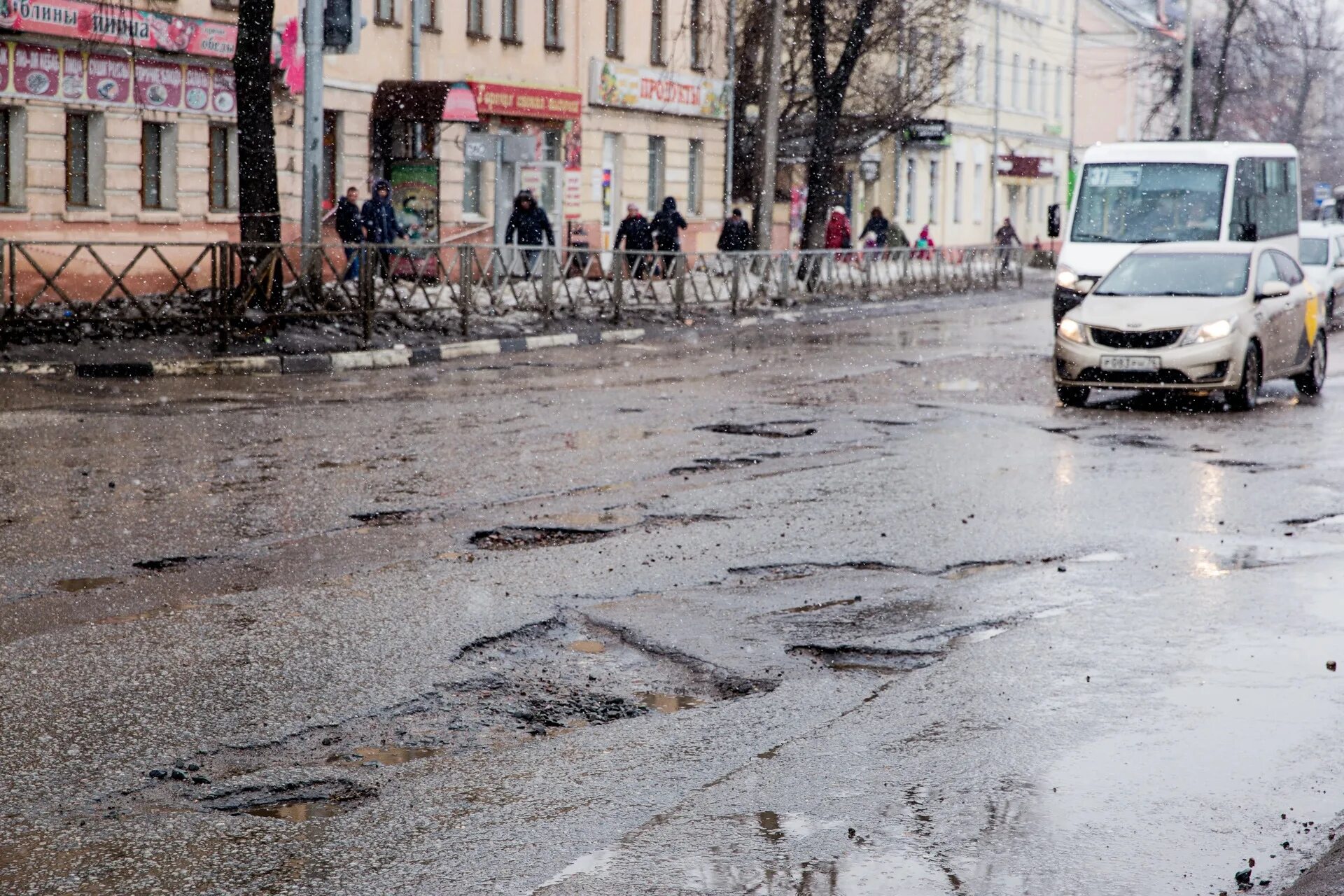 Ярославль дороги сегодня. Ямы на дорогах Ярославль. Ремонт дорог Ярославль.