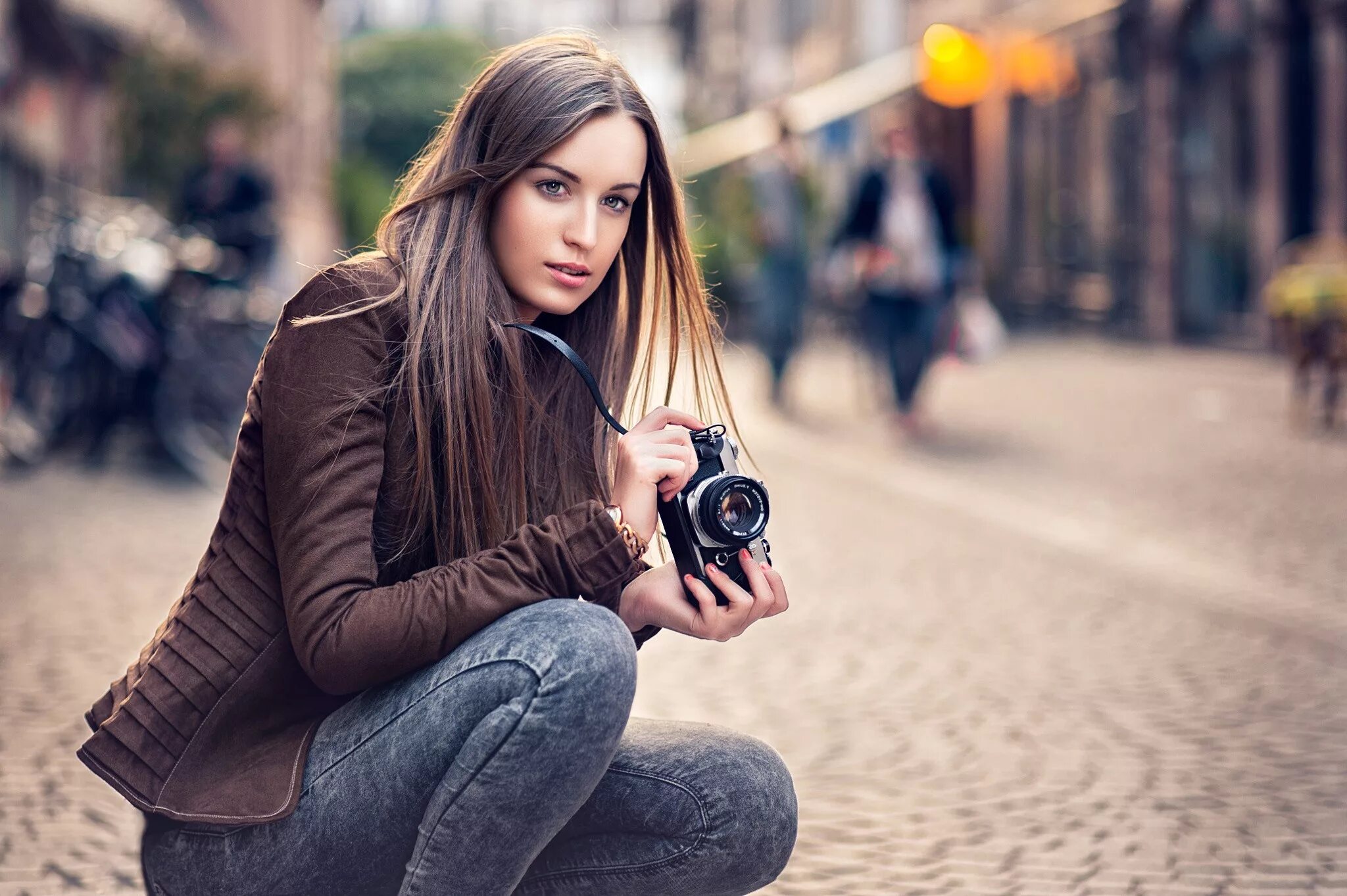 Камера девчонок. Девушка фотограф. Девушка с фотоаппаратом. Профессиональные фотографии. Фотомодель с фотоаппаратом.