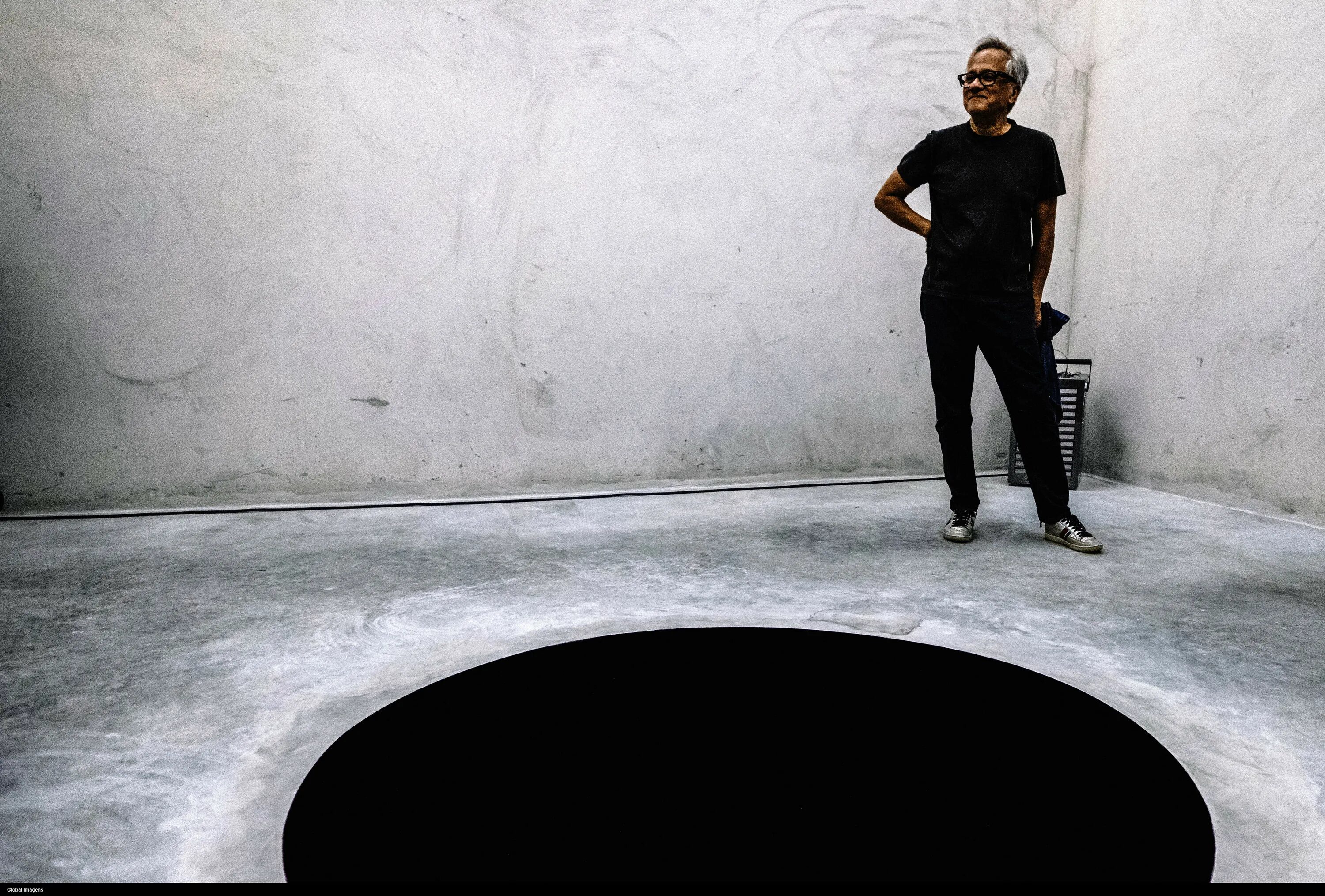 Falling inside the black перевод. Спуск в пустоту аниш капур. vantablack wallpaper. vantablack заставка на рабочий стол. a man falls into a black hole art.