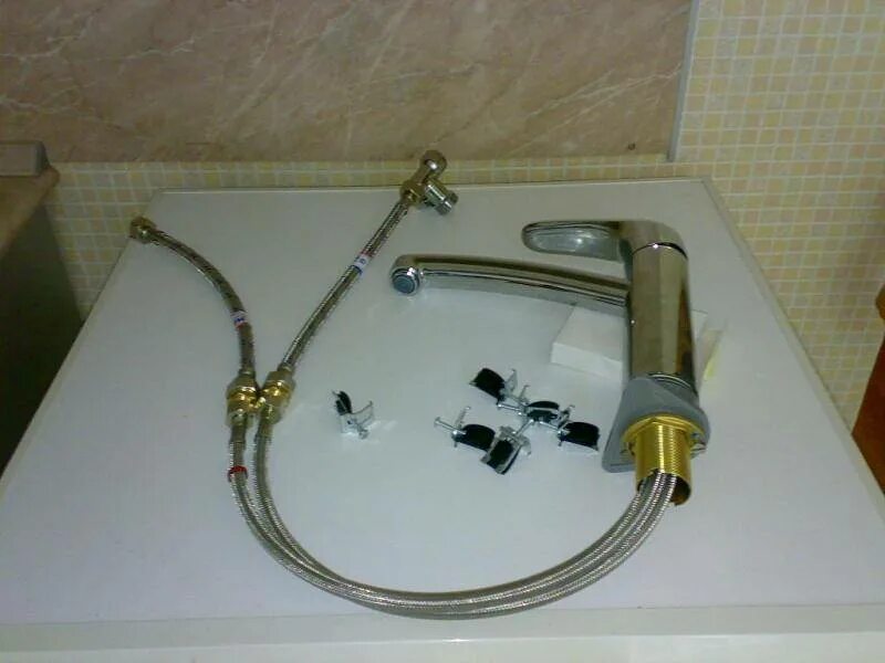Как установить смеситель на мойку. Hansgrohe крепление крана на раковину. смеситель с подводкой снизу. кран снизу мойки крепление. смеситель с евро подводкой снизу 4.