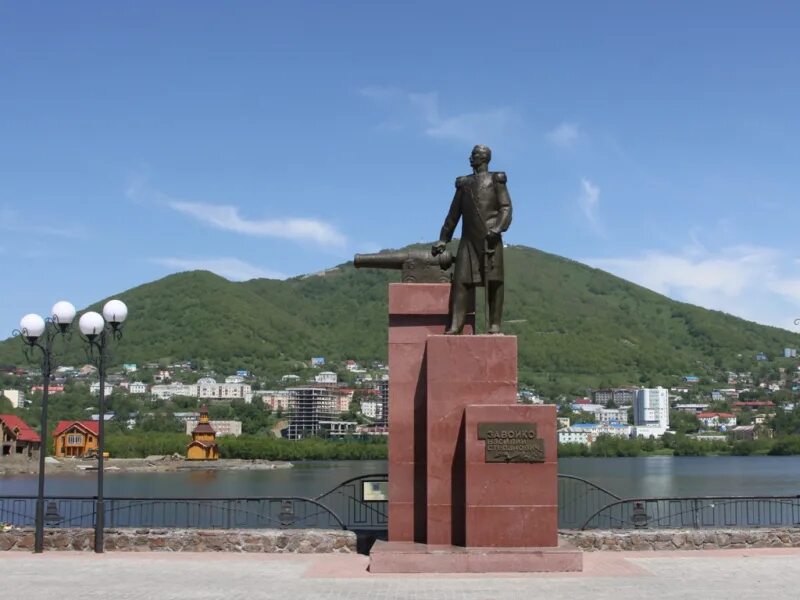 Петропавловск камчатский люди. Памятник завойко в петропавловске камчатском. памятник завойко в петропавловске. памятник василию завойко в петропавловске. бухта завойко камчатка.