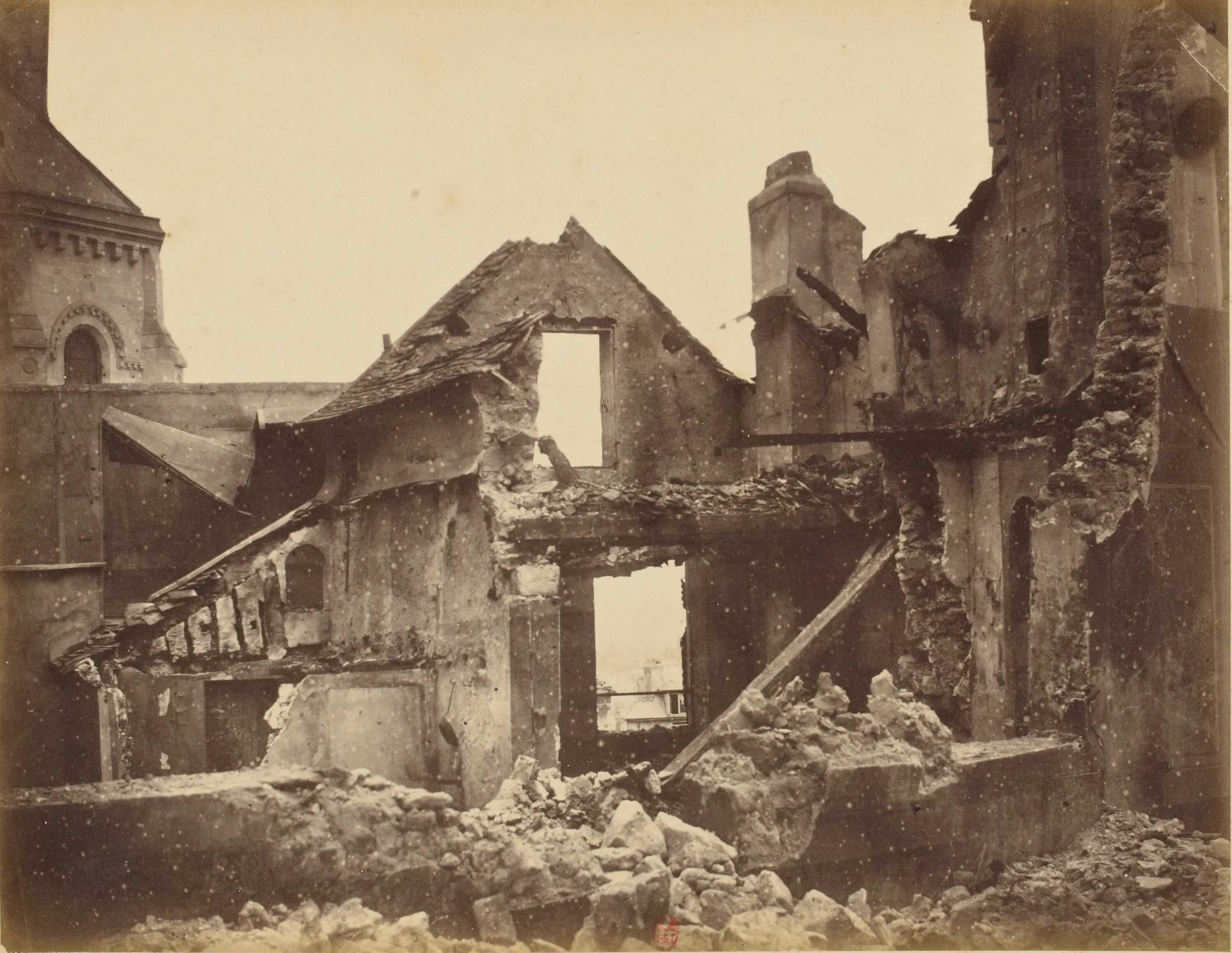 Париж разрушила. Разрушенный париж 1871. пожар в париже 1871. фото разрушенного парижа. раскопки парижа 1870 фото.