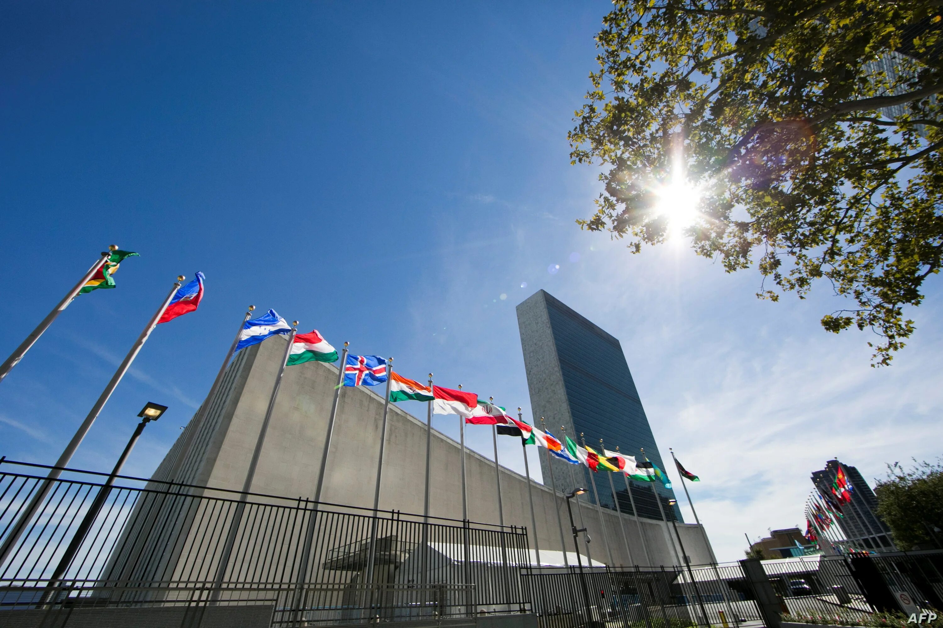 Брикс штаб квартира. Штаб-квартира ООН В Нью-Йорке. Здание Генассамблеи ООН. Здание ООН В Нью-Йорке. Здание ООН В Нью-Йорке флаги.