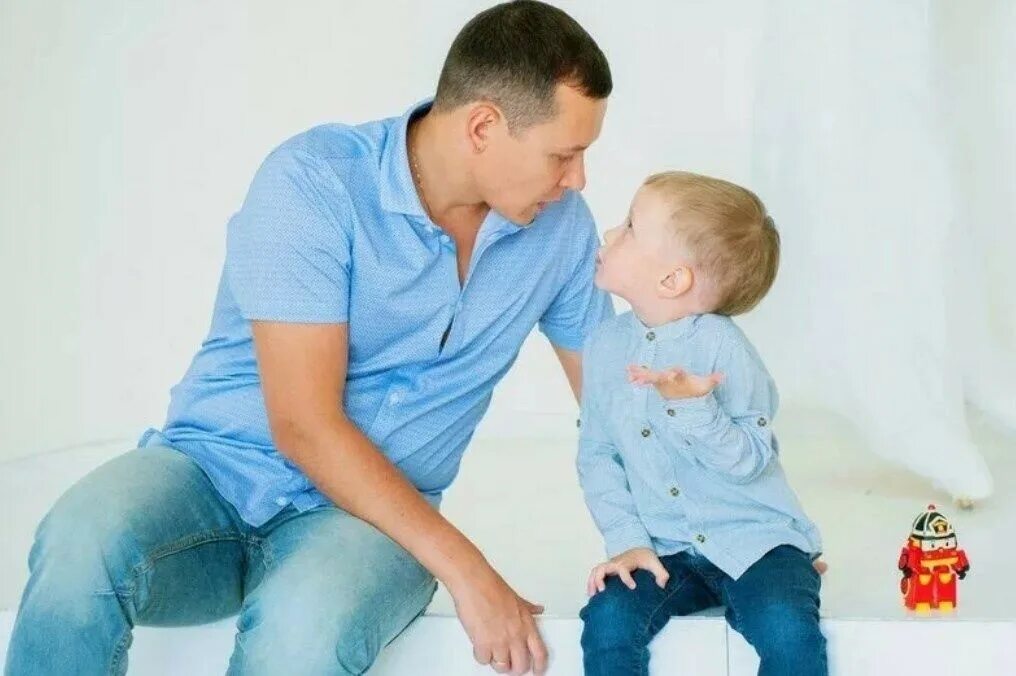 Воспитывать детей. Папа рассказывает сыну. Разговор родителей с ребенком. Отец разговаривает с ребенком. Мужчина с сыном.