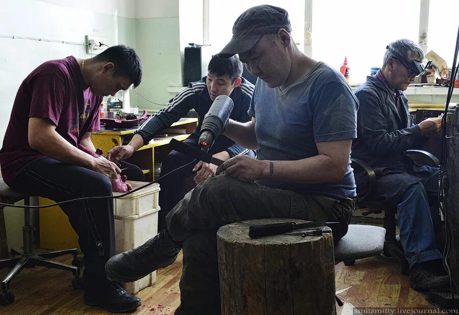 Что делать в якутске. Как делают нож в Якутии. Якутия изготовление брезентов. Сделано в Якутии.