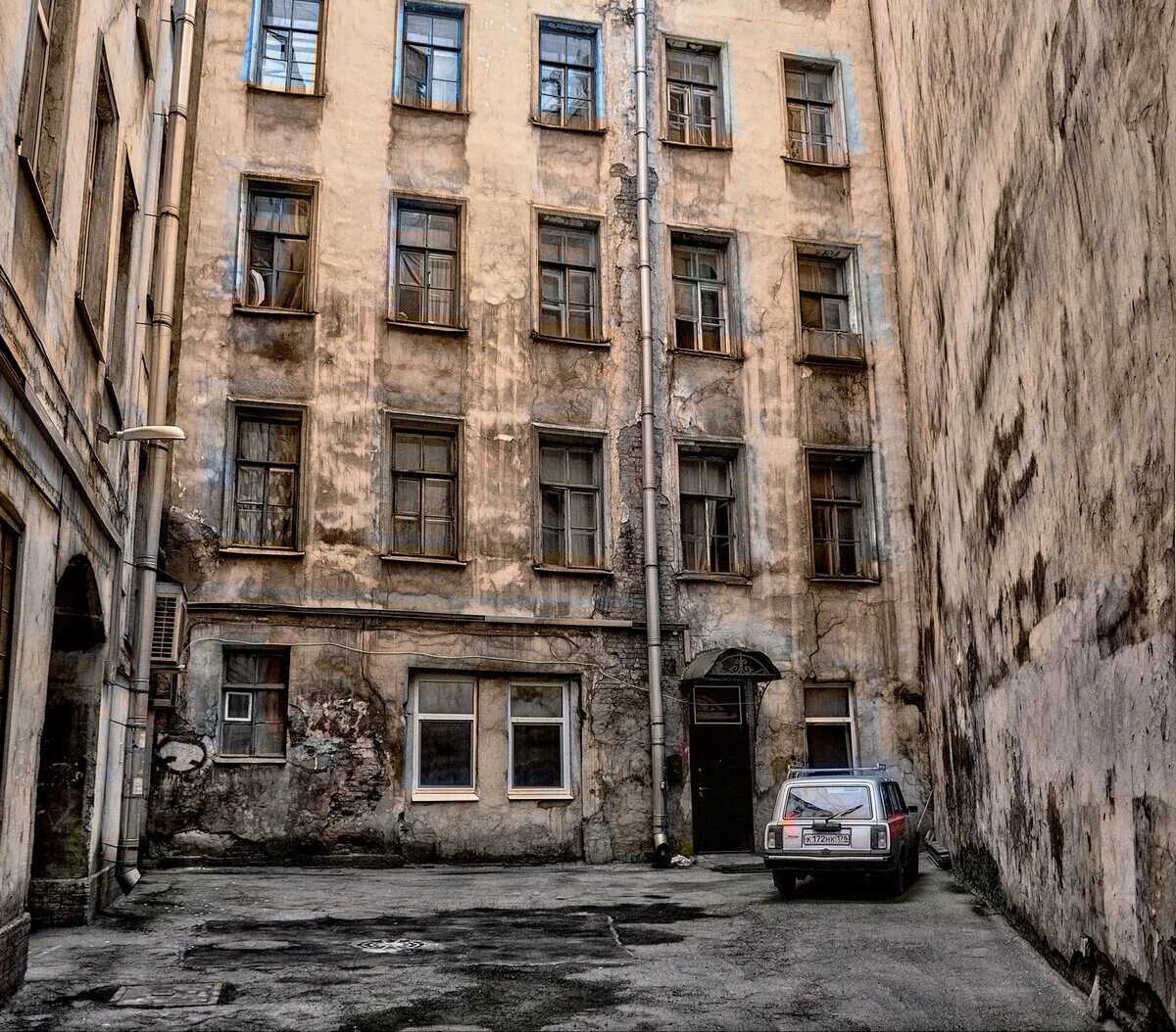 Поврежденный дом в санкт петербурге. Старый фонд Санкт-Петербурга дворы. Дворы Петроградки Санкт-Петербург. Лиговский проспект дворы. Санкт Петербург дворы обшарпанные.