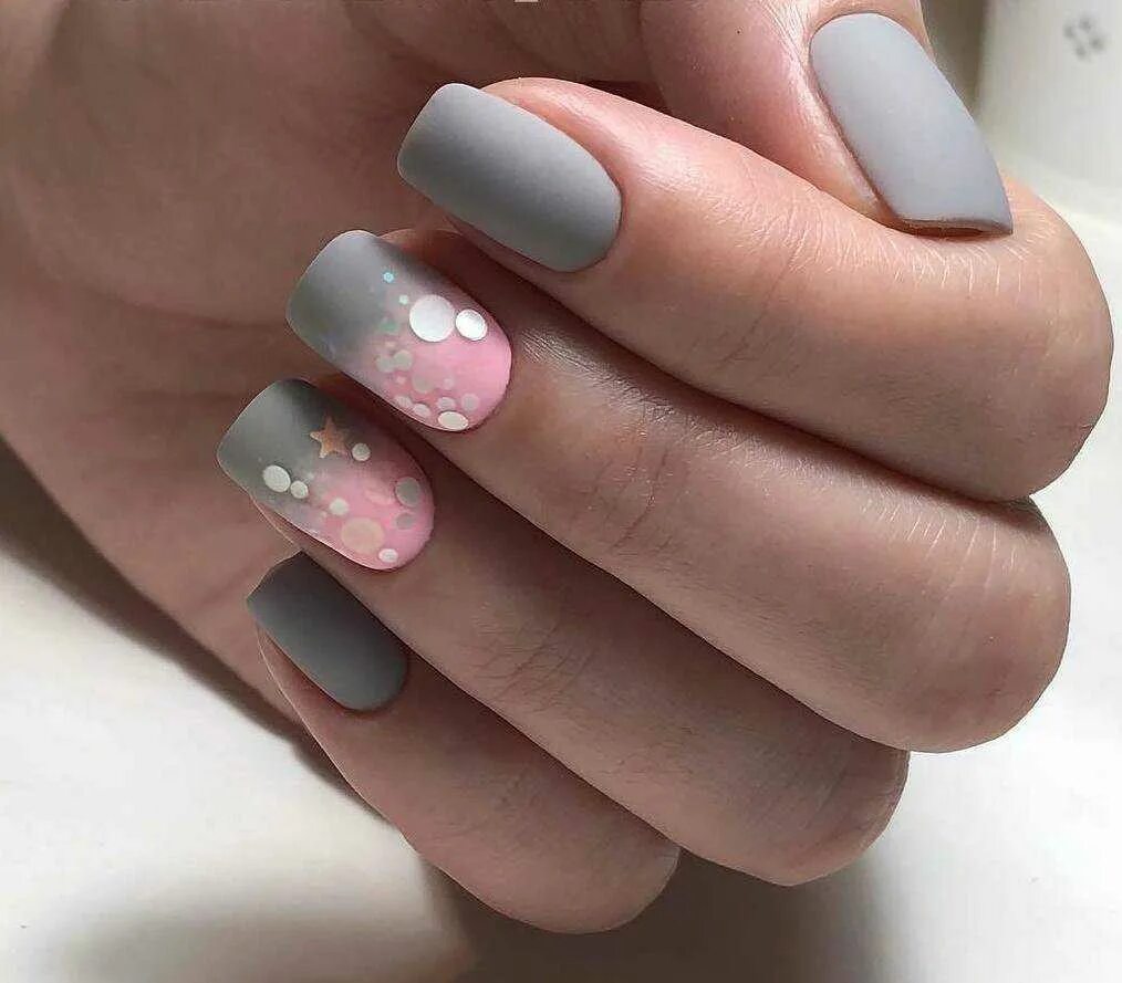 Дизайн ногтей на короткие ногти 2023 год. Маникюр розовый ссервм. Маникюр серый с розовым. Серо-розовый маникюр. Ногти серые с розовым.