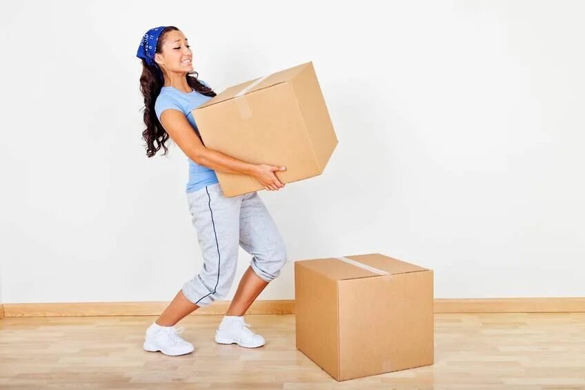 Carry things people. Вещь для ношения с собой. Девушка кладет в сумочку. Человек в большой коробке. Woman carry heavy bag.