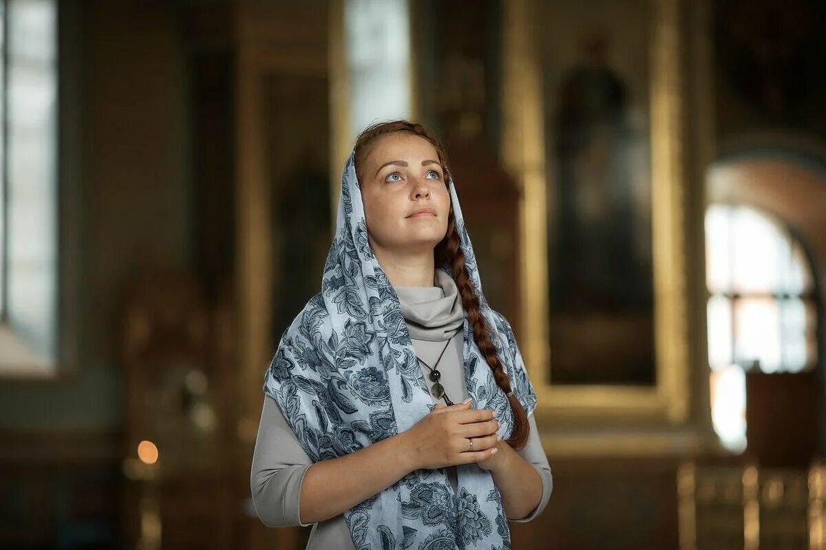 Девушка в храме. Женщина в храме в платке. Православная девушка в храме. Женщина молится в храме.