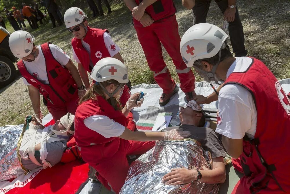 Волонтеры красного Креста. Красный крест организация. Добровольцы красного Креста. Красный полумесяц волонтеры. Работа в красном кресте