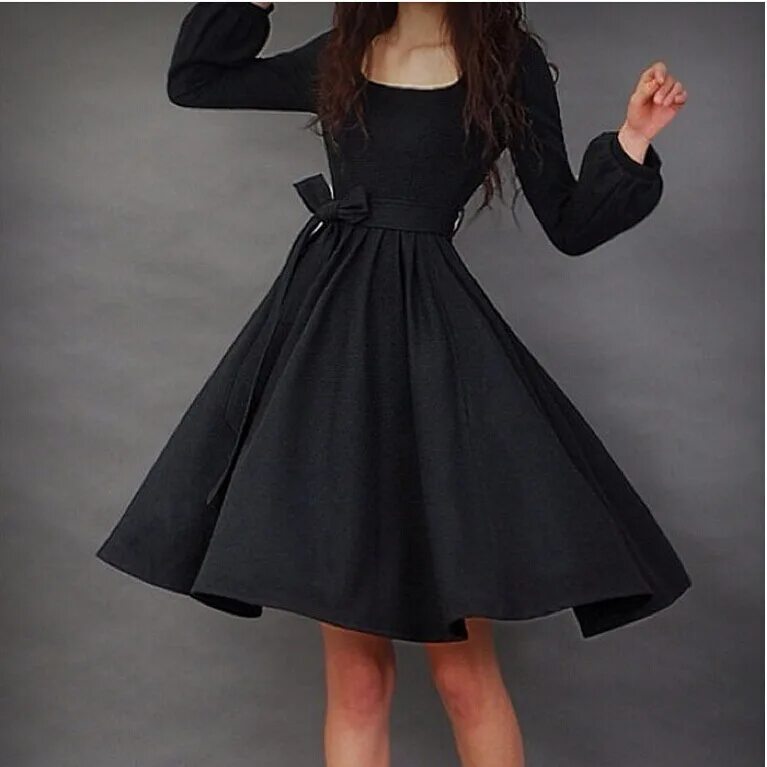 черное платье расклешенное. черное стильное платье. черное короткое платье с пышной юбкой. черное платье с пышной юбкой до колен. девушка в платье.