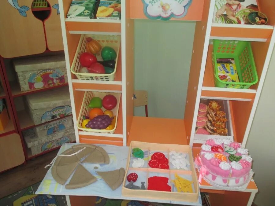 с р игры 2 младшая группа. сюжетно-ролевые игры. ролевые игры для детей дошкольного возраста. уголок магазин в младшей гр. с р игры 2 младшая группа.