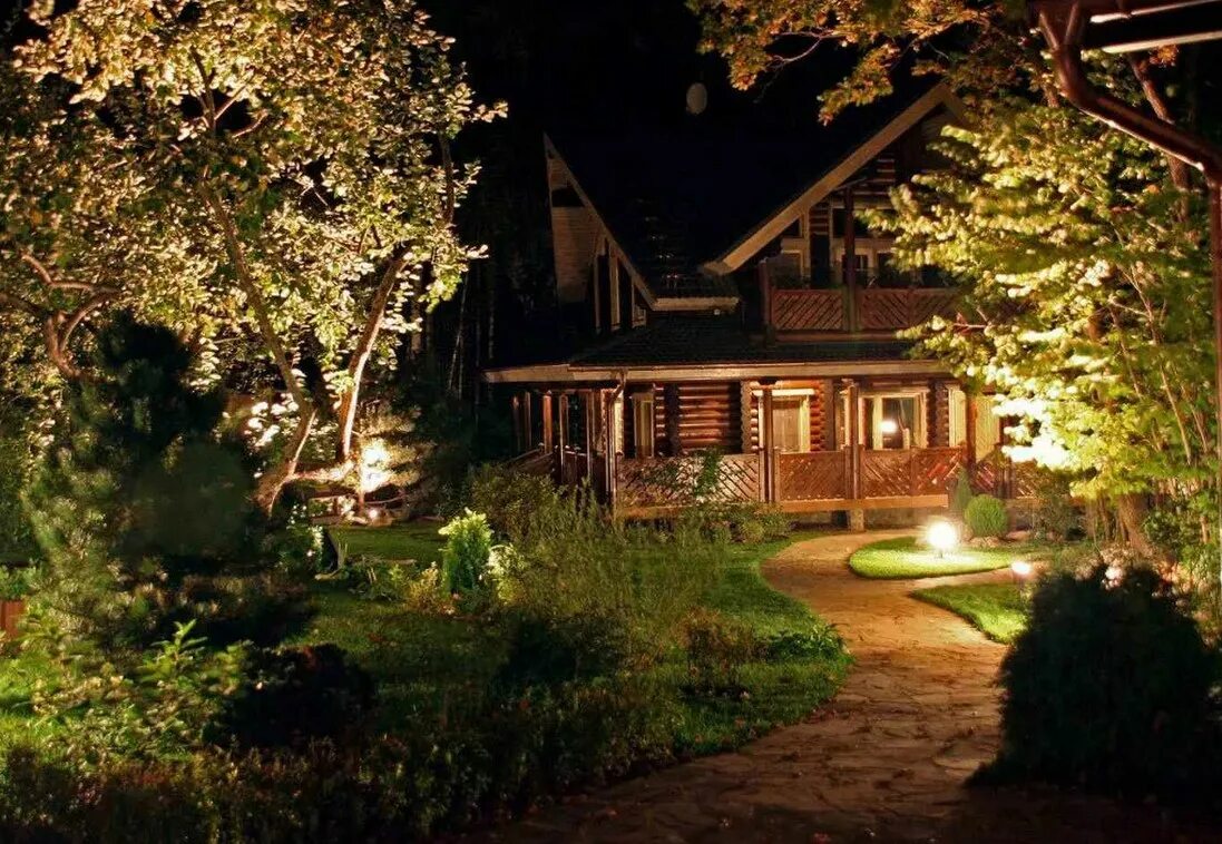Красивый дом ночью. American Backyard Lighting. Дом РЕН-154. Дом зе викенда. Front Light outside.