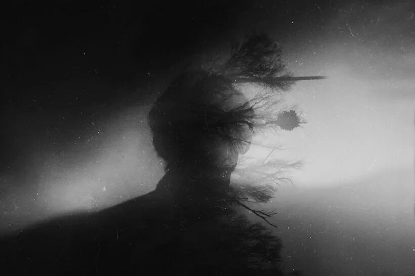 Сделай тьма. Человек тьмы. мрак тьма. силуэт во тьме. светлая тьма.