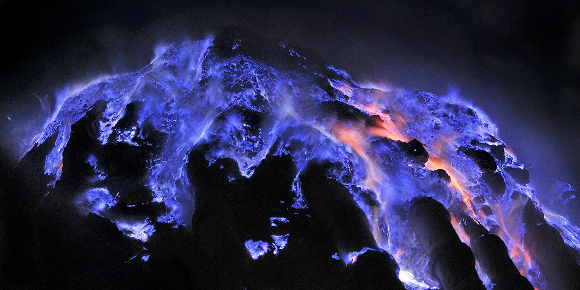 Сгорело синим. Иджен Индонезия. Вулкан Иджен лава. Вулкан Иджен голубая лава. Вулкан Иджен Ява.
