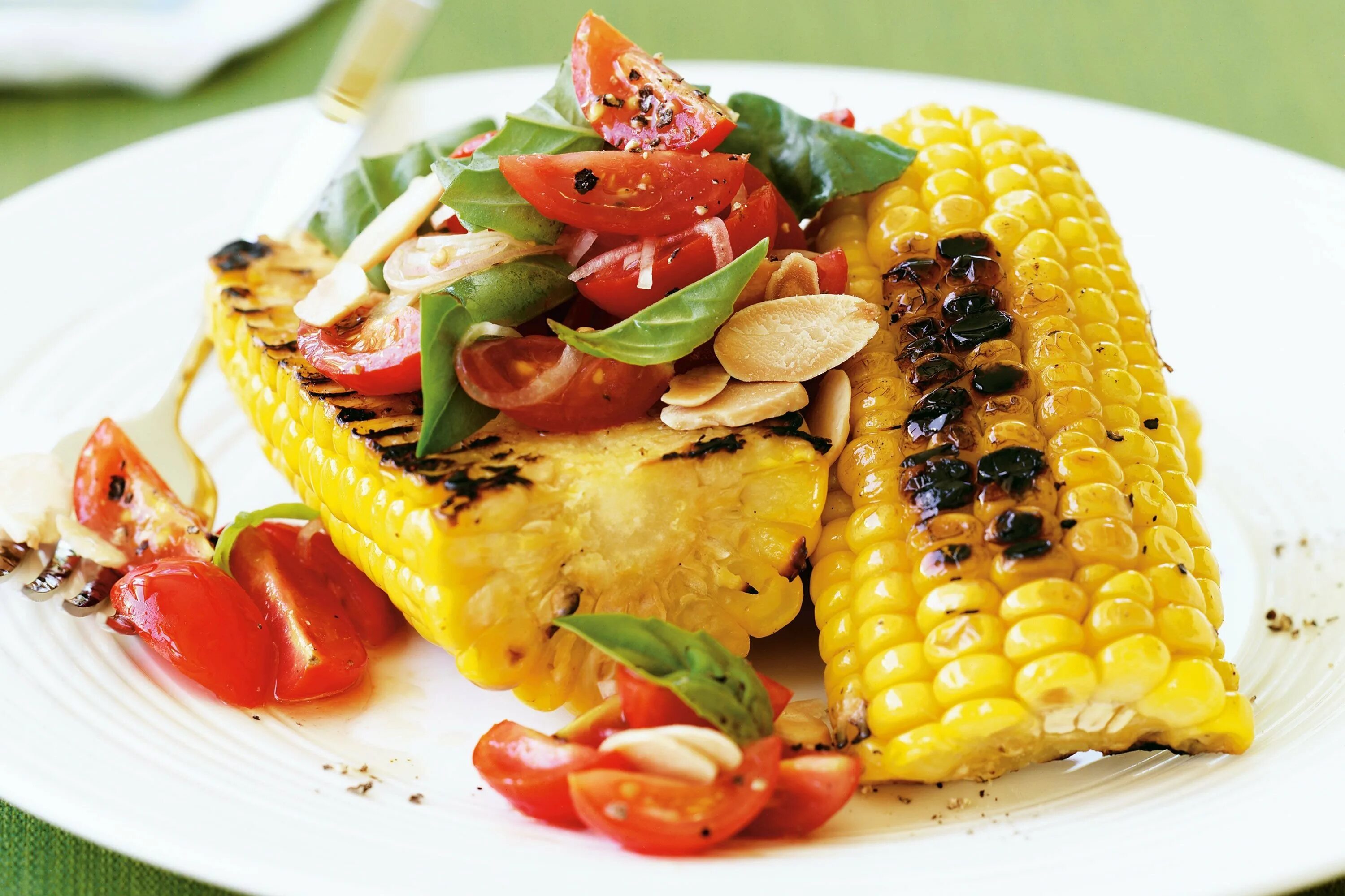 Блюда из кукурузы. Кукуруза на гриле. Салат с кукурузой. Овощи гриль с кукурузой. Рецепт из свежей кукурузы