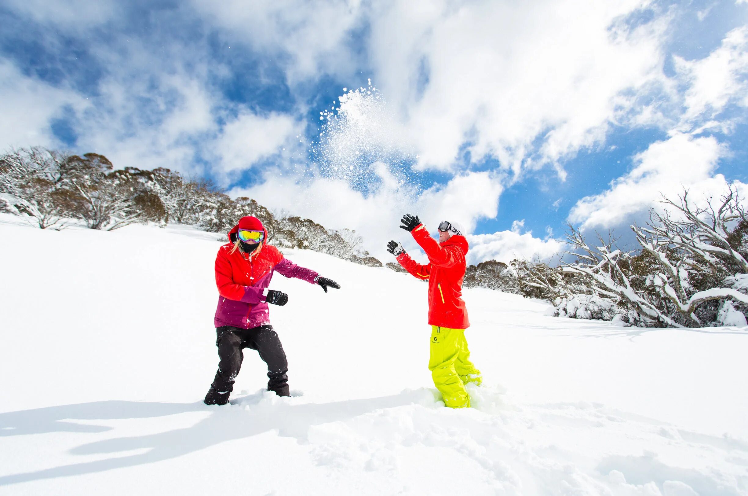 Горнолыжный курорт Perisher. Children playing in the Snow. Kids playing in Snow. Playing Snowballs.