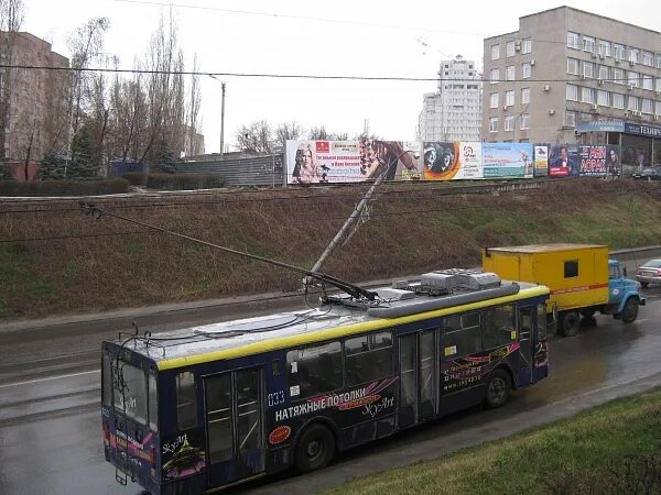 Троллейбус двигается. Плехановский спуск липецк. троллейбус на спуске. на троллейбус упал столб владимир.