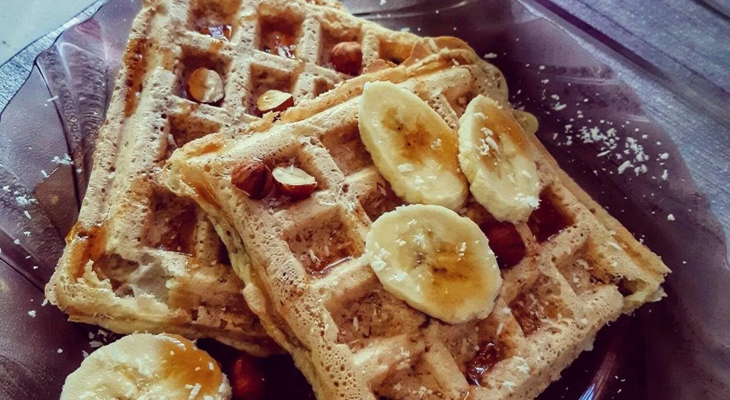 Бельгийские вафли льежские. Венские вафли с бананом в мультипекаре. Венские вафли банановые. Вафли с творогом в электровафельнице. Вафли в вафельнице с творогом и бананом.