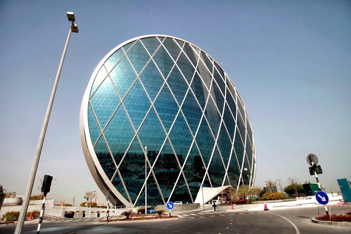 Aldar hq в Абу-Даби. Небоскреб «Aldar hq” в Абу Даби. Aldar Headquarters building (Абу-Даби, ОАЭ, 2010). Круглый небоскреб в Абу Даби.