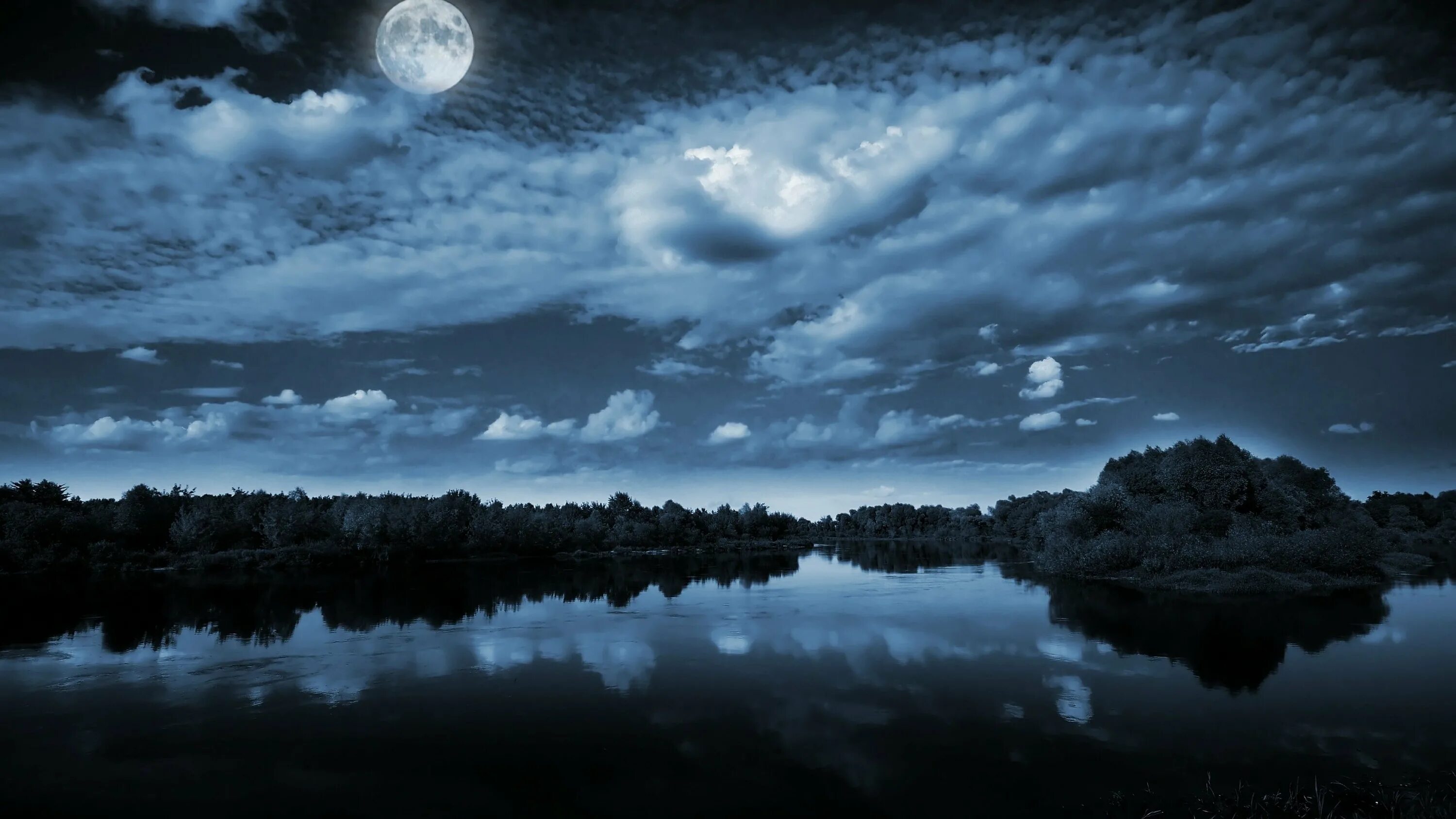 Луна вдали. Ночной пейзаж. Лунная ночь. Озеро ночью. Озеро в лунном свете.