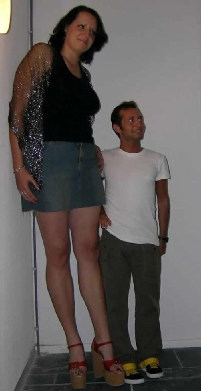 Самая высокая девушка. Очень высокие женщины. Низкие девушки. Tall ekaterina lisina рост. Tall woman and short man lift.