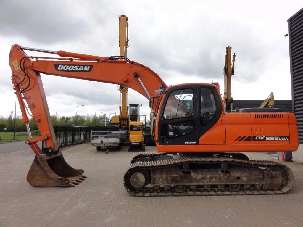 Doosan dx225lca. Дусан 225 экскаватор. Экскаватор Доосан 225 гусеничный. Doosan 225 LCA. Новый гусеничный экскаватор