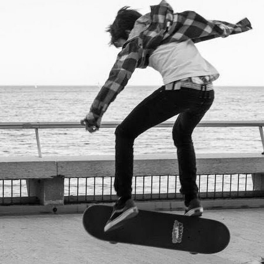 Парень скейтер. Скейтер бой aesthetic. калифорния эстетика скейтеры. skater boy aesthetic стиль. парень на скейте.