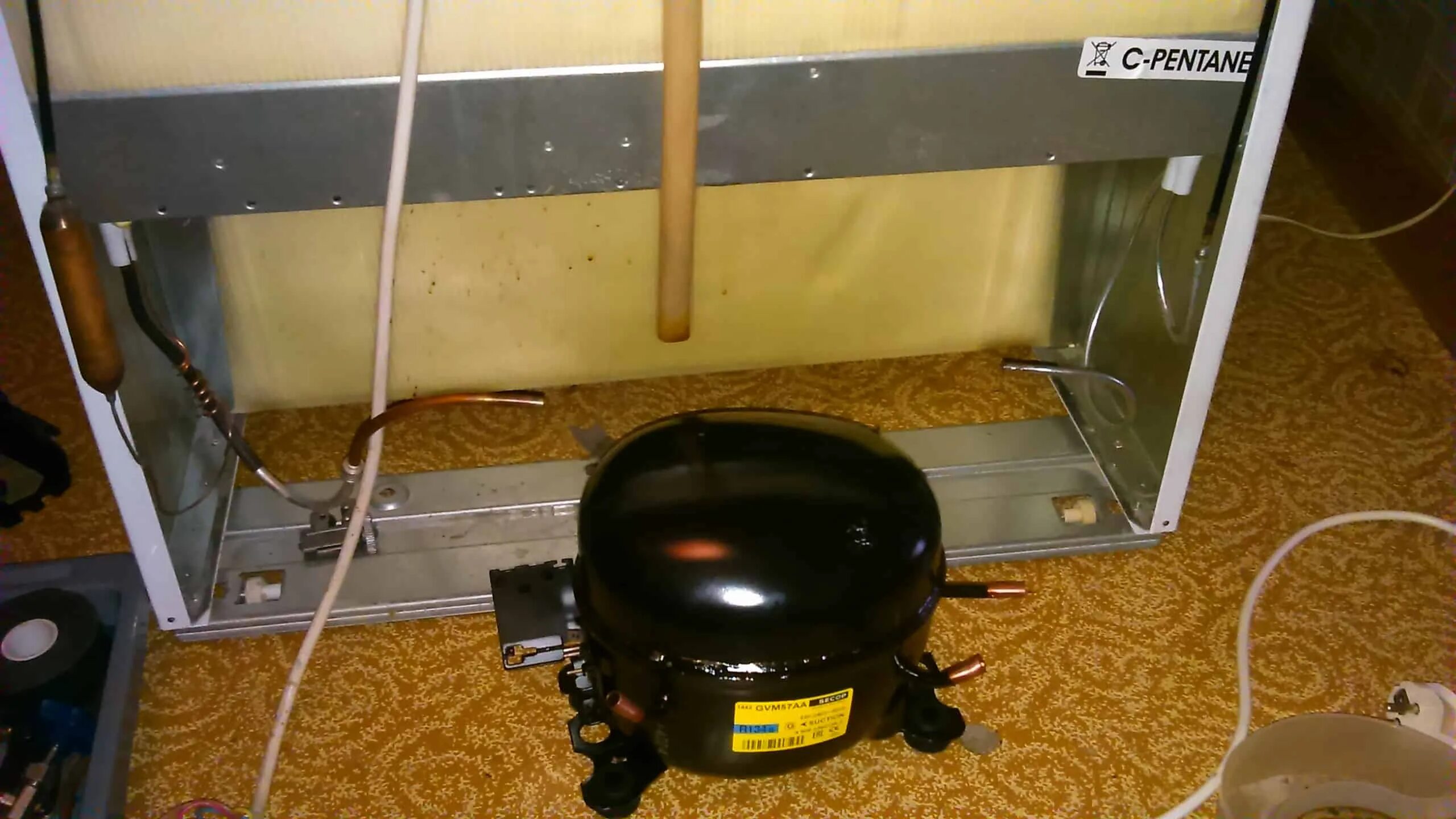 Холодильник индезит gvm66aa. Поменять компрессор в холодильнике стоит. Поменять компрессор в холодильнике стоит. Холодильник bosch kgn компрессор. Неисправный компрессор холодильника.