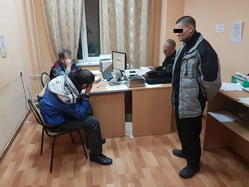 Выдворение иностранныхсгржадн. Мигранты в аэропорту. Административное выдворение за пределы рф картинки. Выдворение иностранныхсгржадн. Выдворение мигрантов из россии.