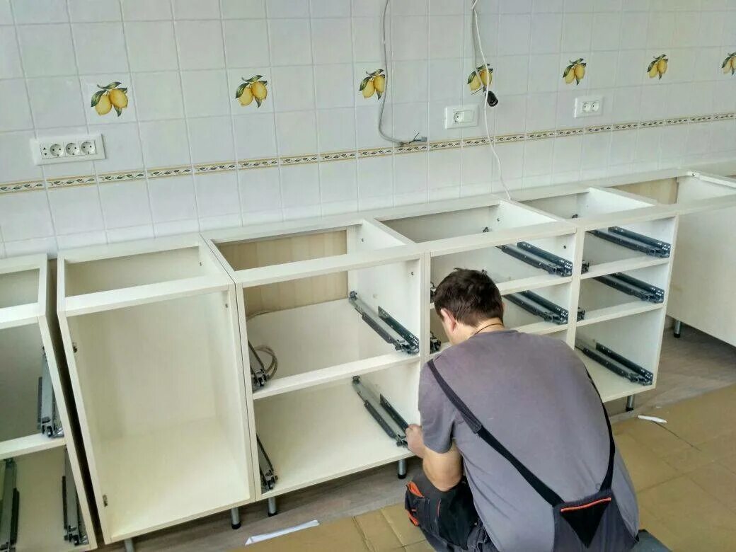 Установка кухни своими руками. Сборка кухни. сборщик кухонного гарнитура. сборка кухонного гарнитура. установщик кухонной мебели.