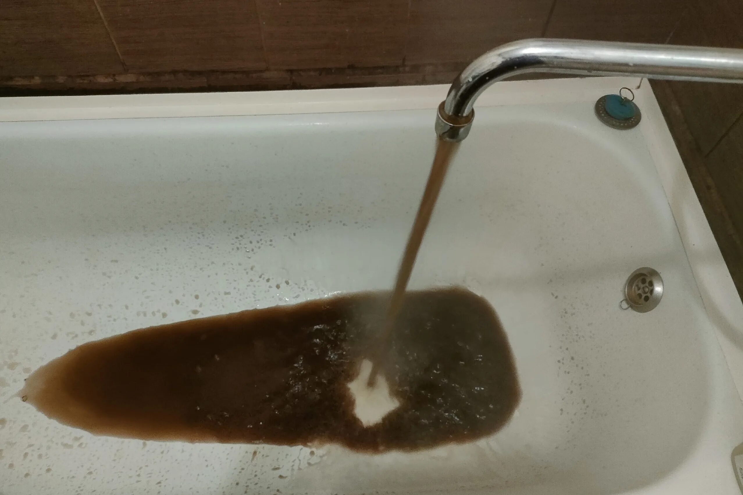 неприятный запах воды. вонючая вода. воняет вода из крана. вода из крана. запах воды из крана.