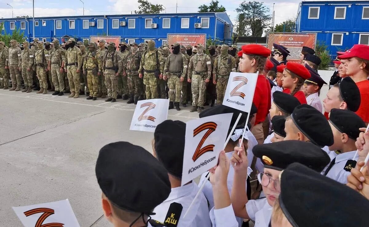 Поступление детей участников спецопераций. Росгвардия на спецоперации. Полицейский освобождает заложников. Военные сборы школьников. Уроки нвп в школе.