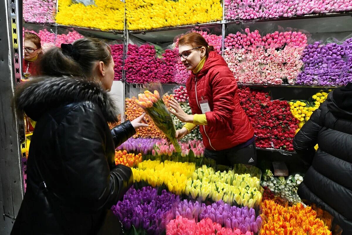 Где купить цветы в москве в розницу. Рижский рынок тюльпаны. Рижский цветочный рынок. Рижская база цветов. Рижский рынок цветы.