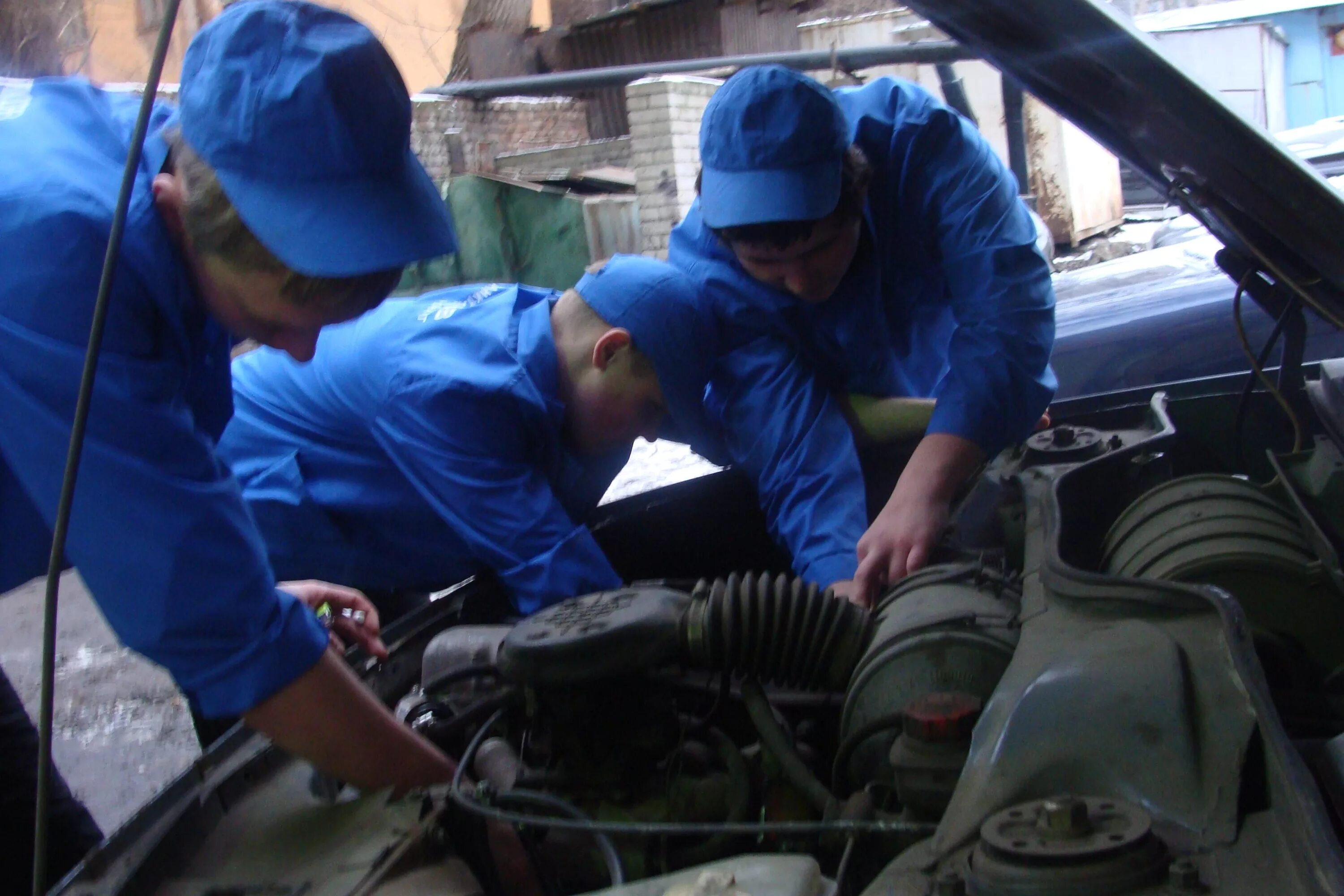 профессия автомеханик. автомеханик. студент автомеханик. слесарь автомеханик. автомеханик студент.