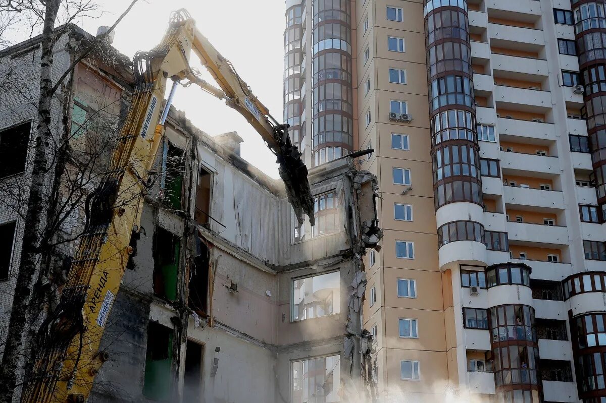 Переселение из других мест. Реновация снесенные пятиэтажки. Снесенные пятиэтажки в Москве. Переселение из аварийного жилья. Переселили из аварийного жилья.