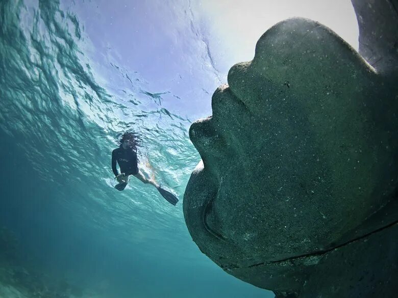 Как называется боязнь больших. Океанский Атлант Багамские острова. Подводная статуя Атлант Багамы. Океанский Атлант подводная скульптура. Океанский Атлант статуя.