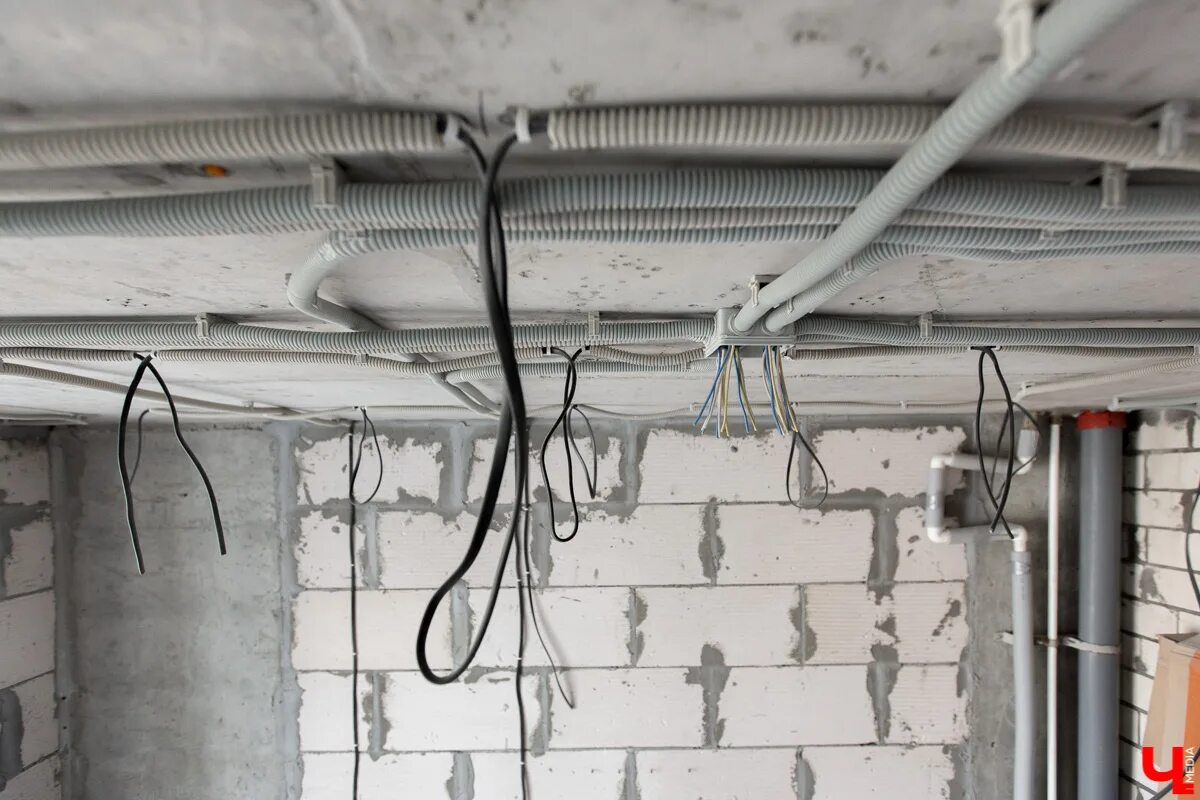 Прокладка провода по потолку. Электрика в гофре. Прокладка кабеля по потолку. Проводка на потолке.