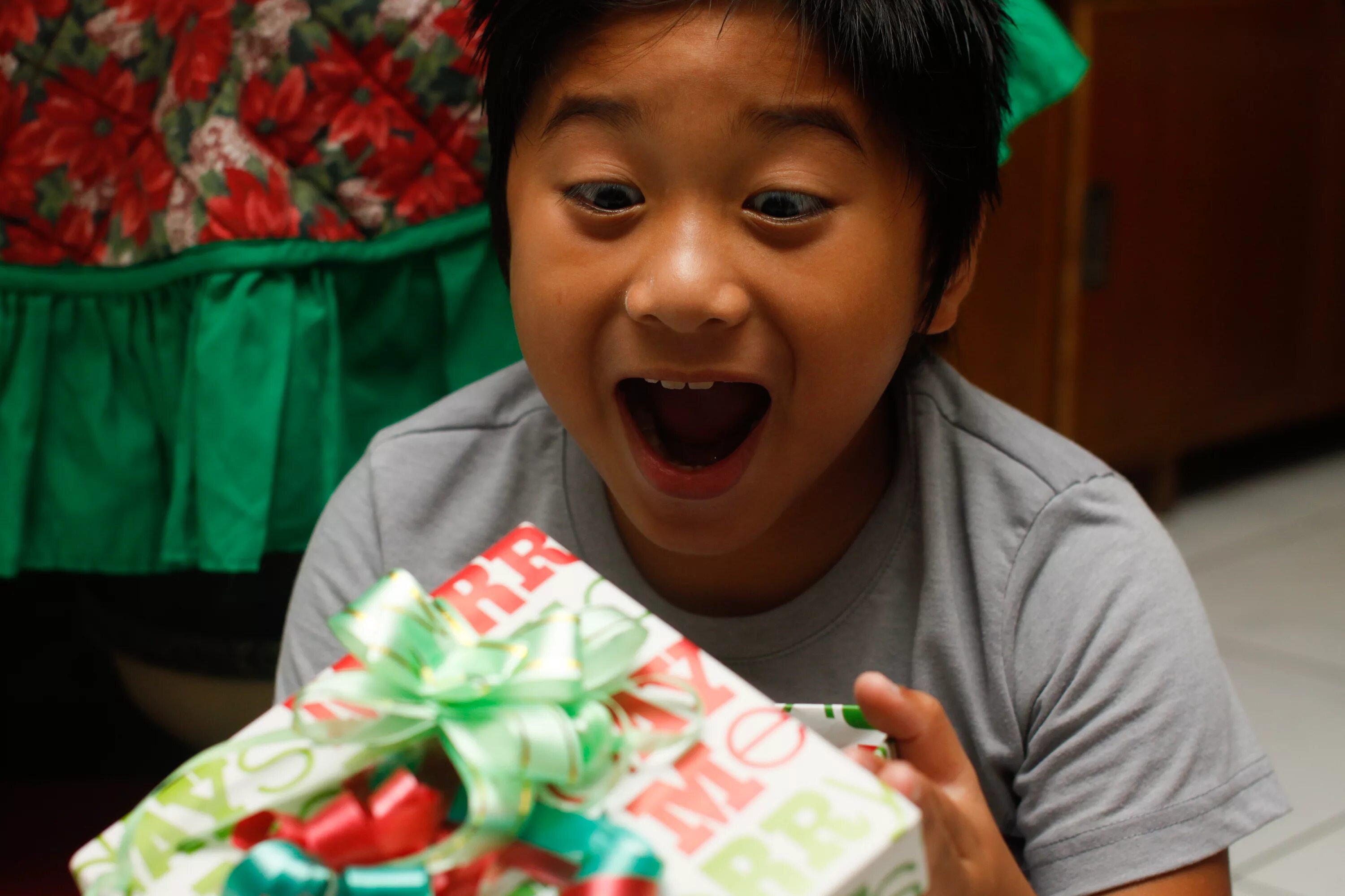 Presents fun. Китайцы дарят подарки. Подарки для детей. Китаянка с подарком. Китаец.