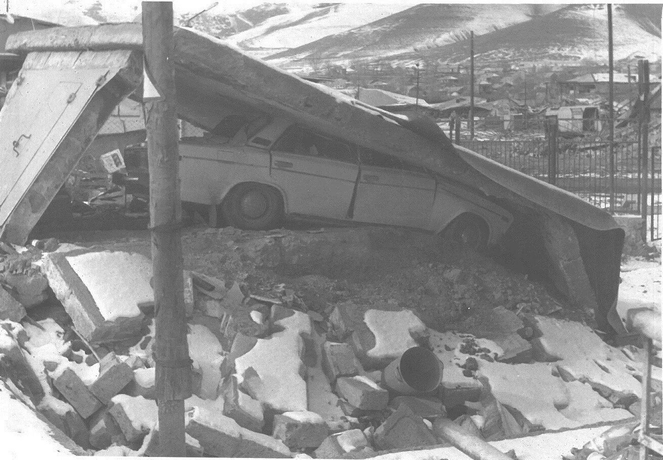 Землетрясение в армянской сср. Спитак землетрясение 1988. землетрясение в спитаке в армении 1988. спитак 1988 год землетрясение. землетрясение 7 декабря 1988 армения ленинакан.