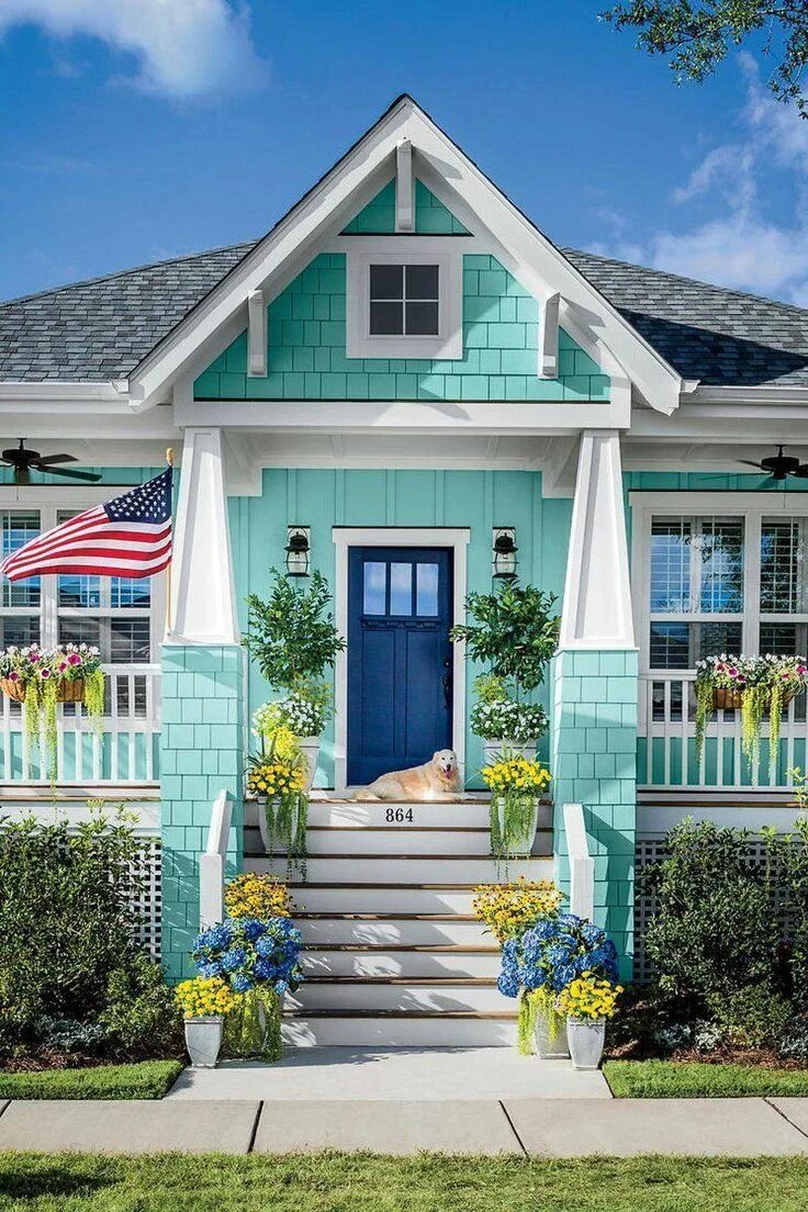 Покрасить дом на даче цвета. Голубой домик. Цветные фасады домов. Бирюзовый дом. Дом с голубым фасадом.