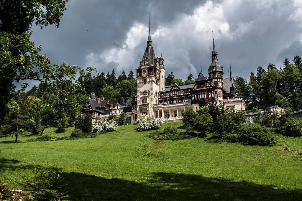 Замок Пелеш Румыния. Замок Пелеш, Синая, Румыния. Замок Пелеш Трансильвания. Дворец Пелишор в Румынии.