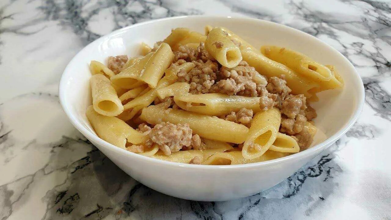 Как пожарить макароны с фаршем. Макароны по-флотски с мясом. спагетти по флотски на сковороде. вареные макароны с фаршем. на ужин макароны с фаршем.