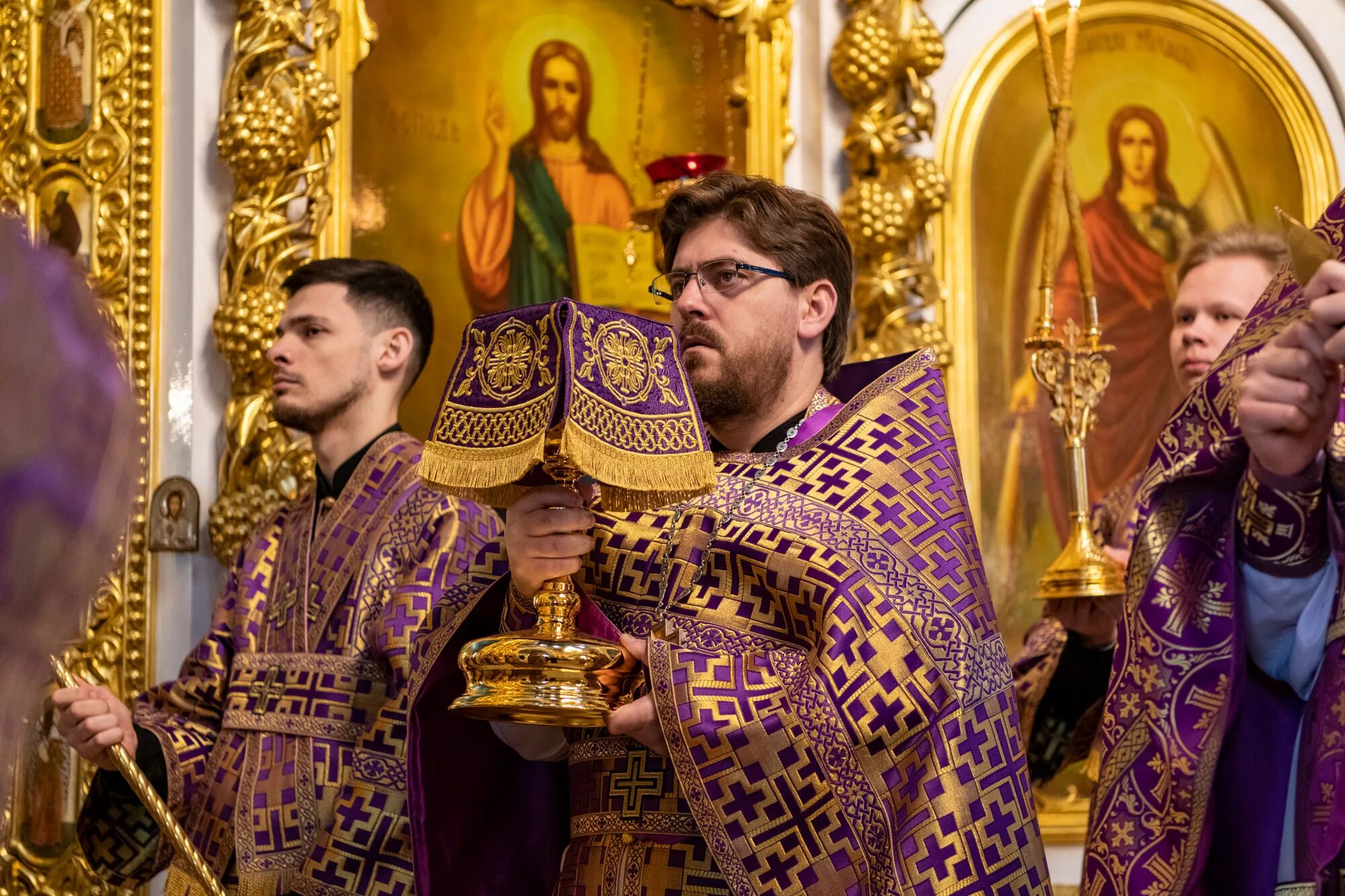 Службы в богоявленском соборе. Собор богоявления господня москва. Службы в богоявленском соборе. Архиерейское богоявленский собор. Службы в богоявленском соборе.