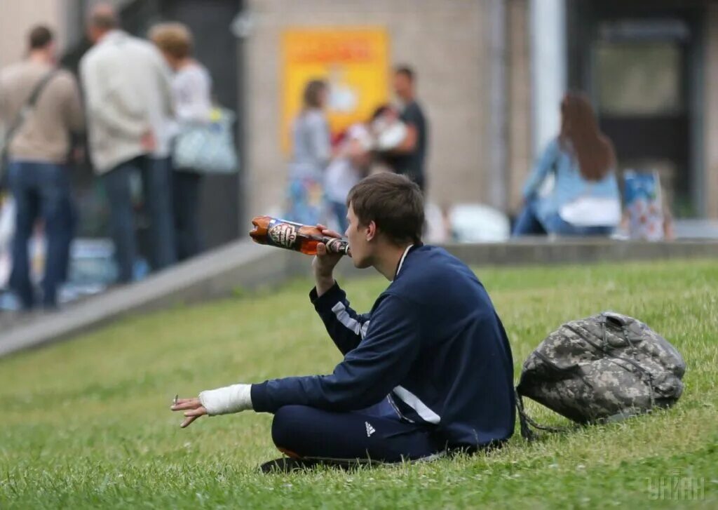 Питье алкоголя в общественном месте. Как пить незаметно. Как пить незаметно. Вещества в алкоголе. Спиртное и работа.