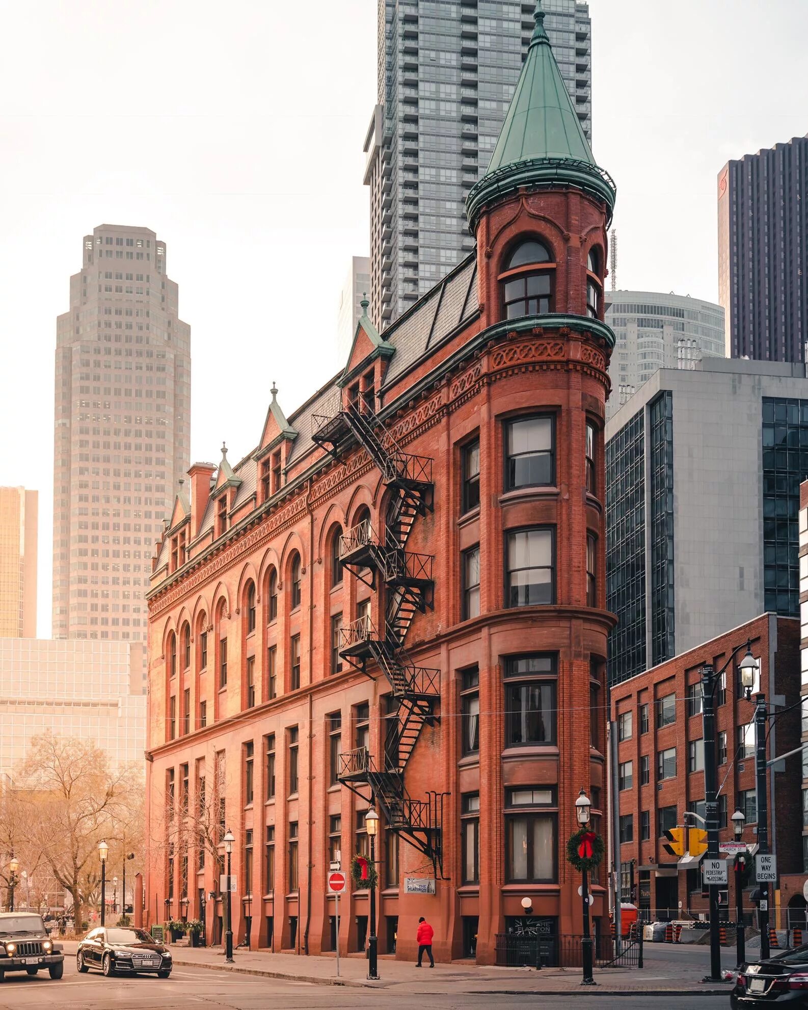 Самый знаменитый дом. Гудерхам Билдинг Торонто. Gooderham building в Торонто. Торонто архитектура. Королевский музей Онтарио Канада.