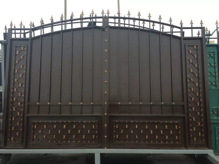 Ворота 2700 на 1800 со встроенной калиткой. Ворота кованые дворянский ПШ. Кованые ворота Боярские ПШ. Kovtorgmsc кованые ворота.