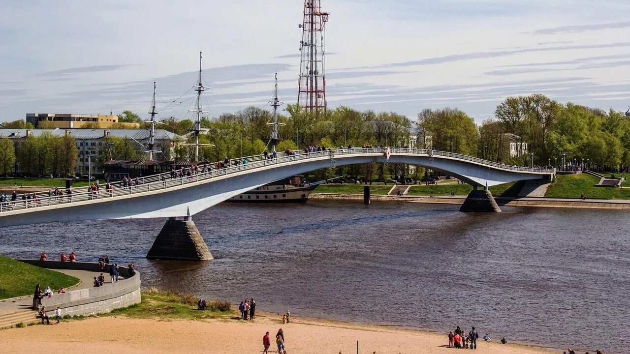 Пеший мост. Пешеходный мост великий новгород. мост через волхов великий новгород. горбатый мост великий новгород. пешеходный мост через волхов великий новгород.