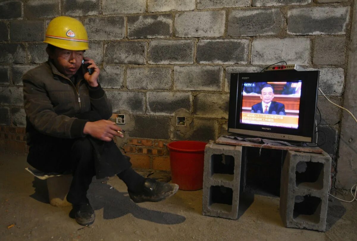 Строители смотрят телевизор. Рабочие смотрят телевизор. Строители смотрят телек. Китайцы смотрят телевизор.