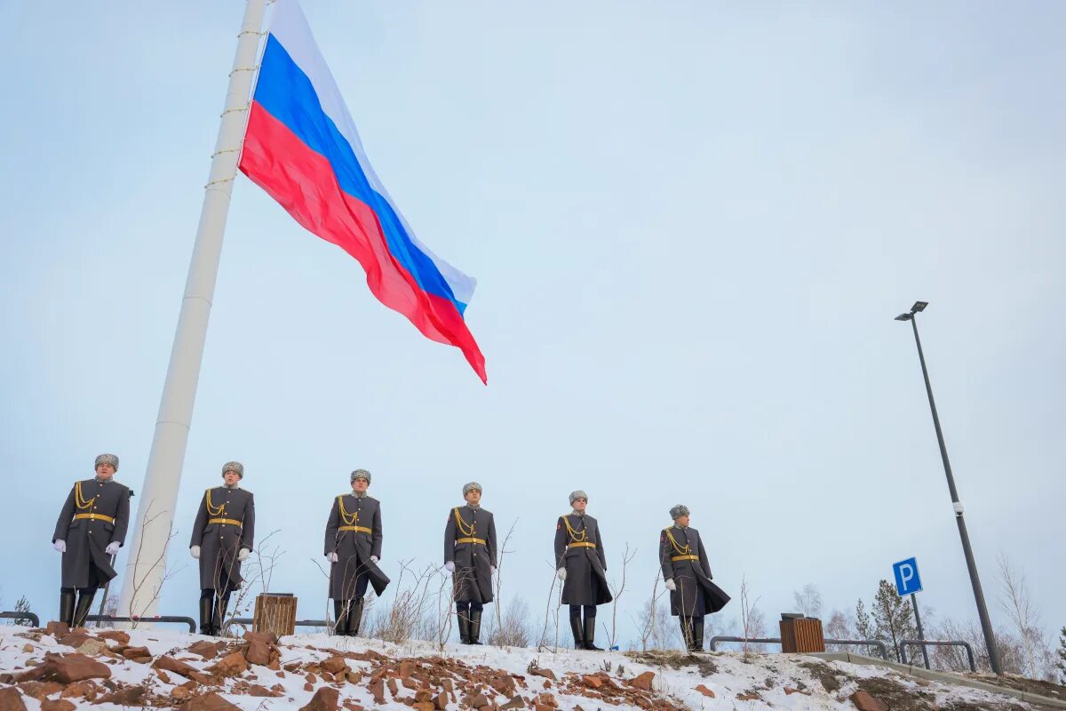 Размер флага в красноярске. Флаг на сопке красноярск. Флаг на николаевской сопке красноярск. Флаг на николаевской сопке. Флагшток в красноярске на николаевской сопке.